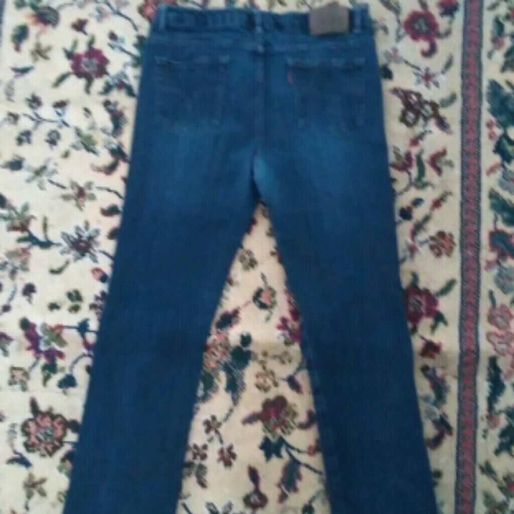 Levis - Picture 3 of 5